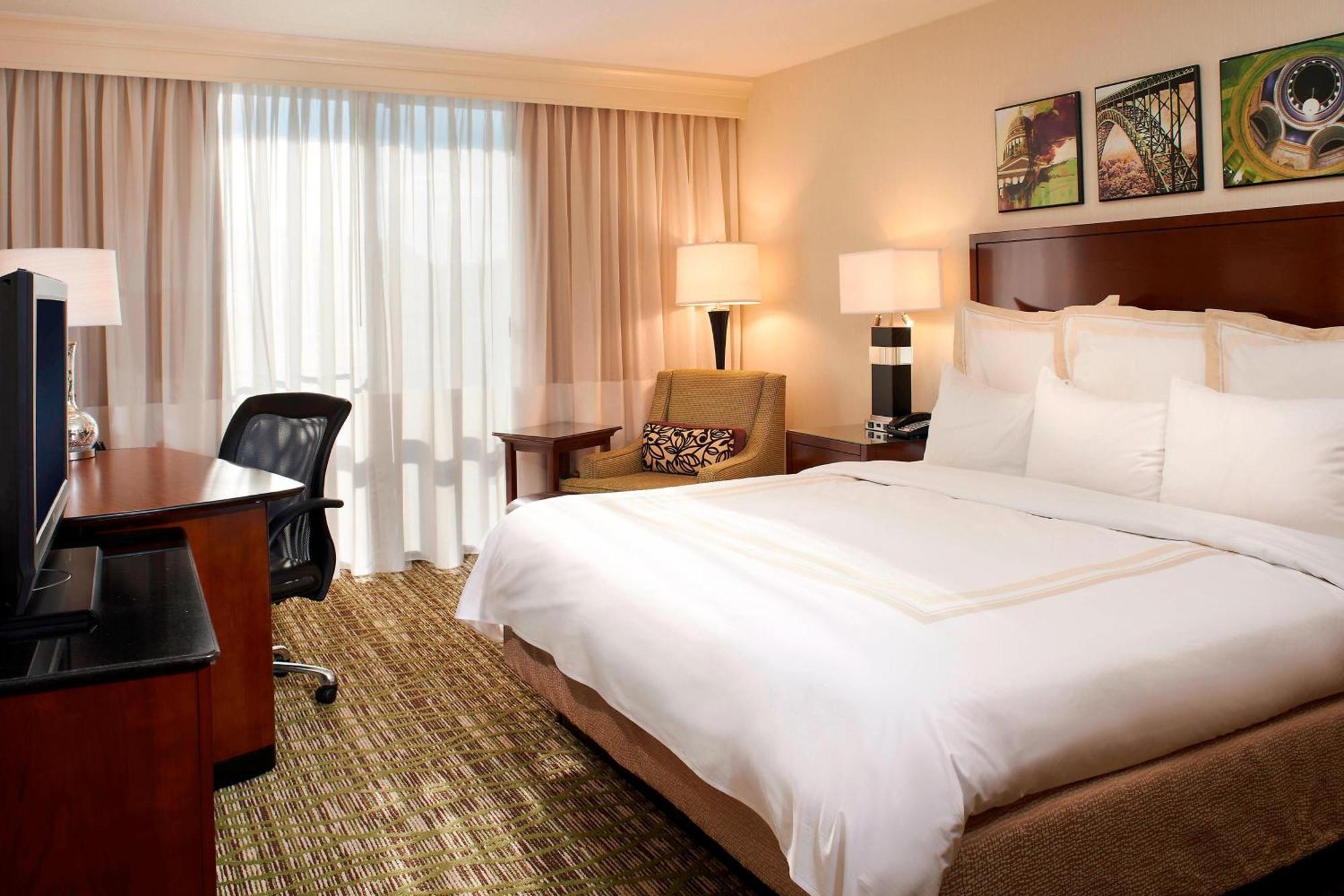 Отель Charleston Marriott Town Center Экстерьер фото