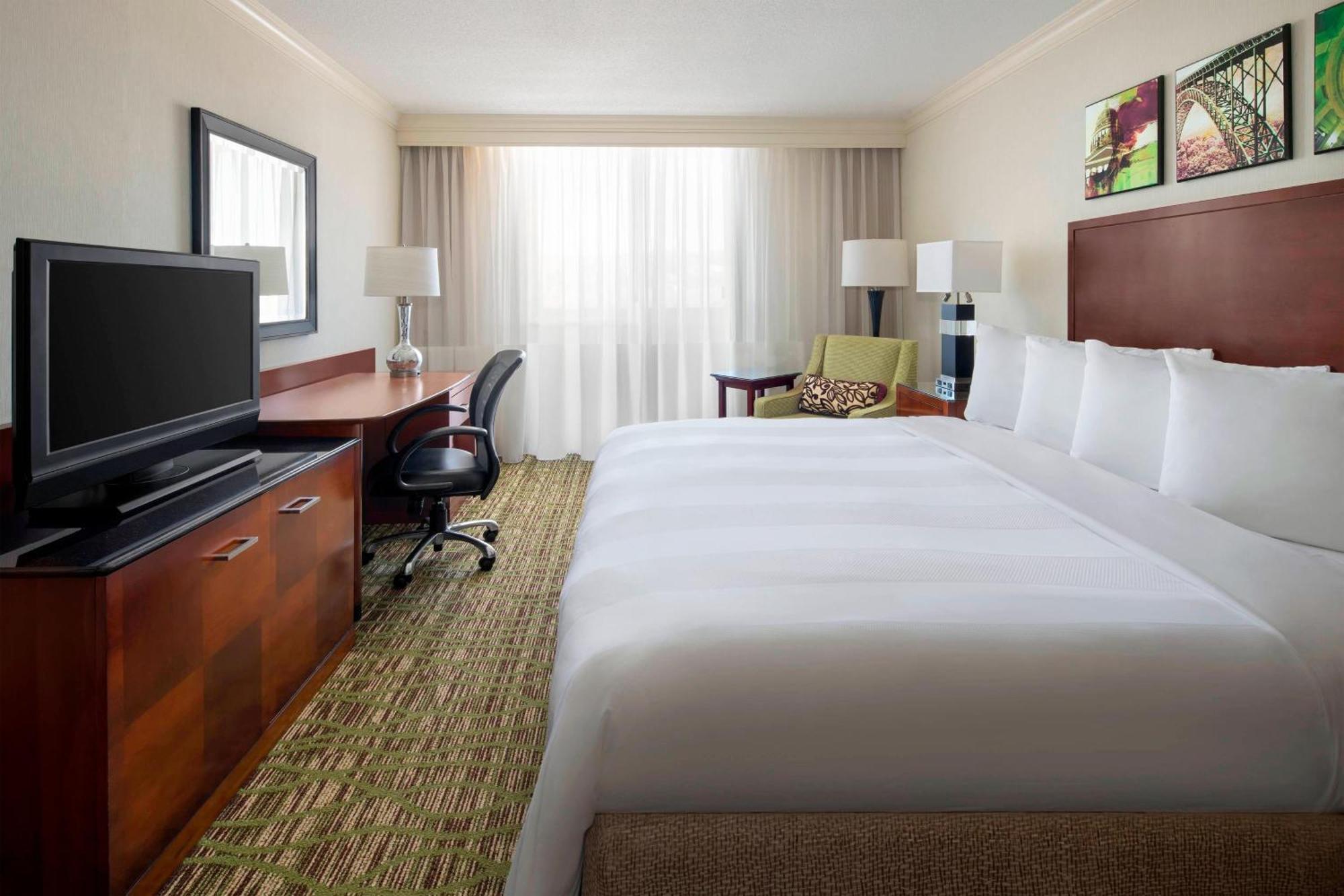 Отель Charleston Marriott Town Center Экстерьер фото