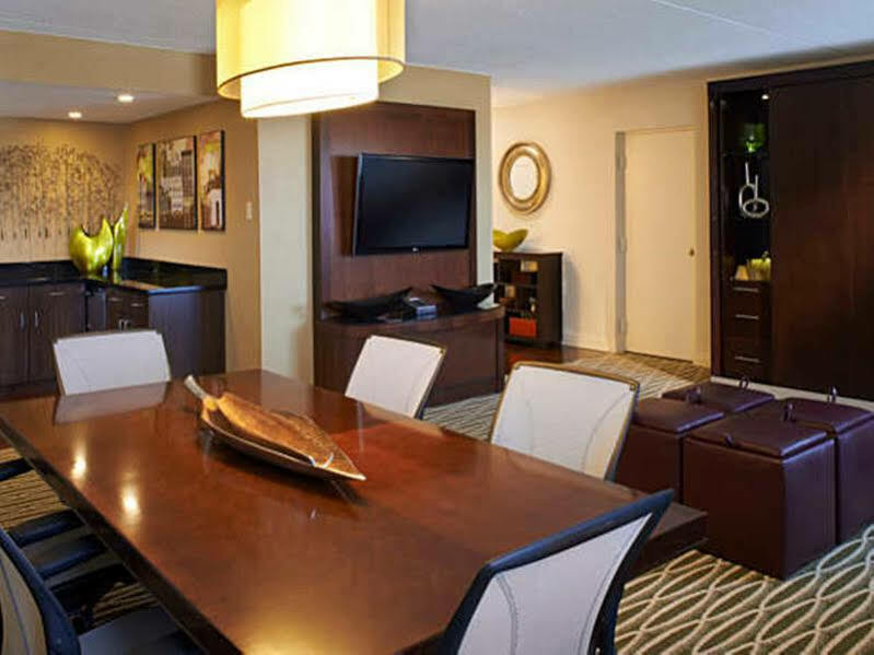 Отель Charleston Marriott Town Center Экстерьер фото